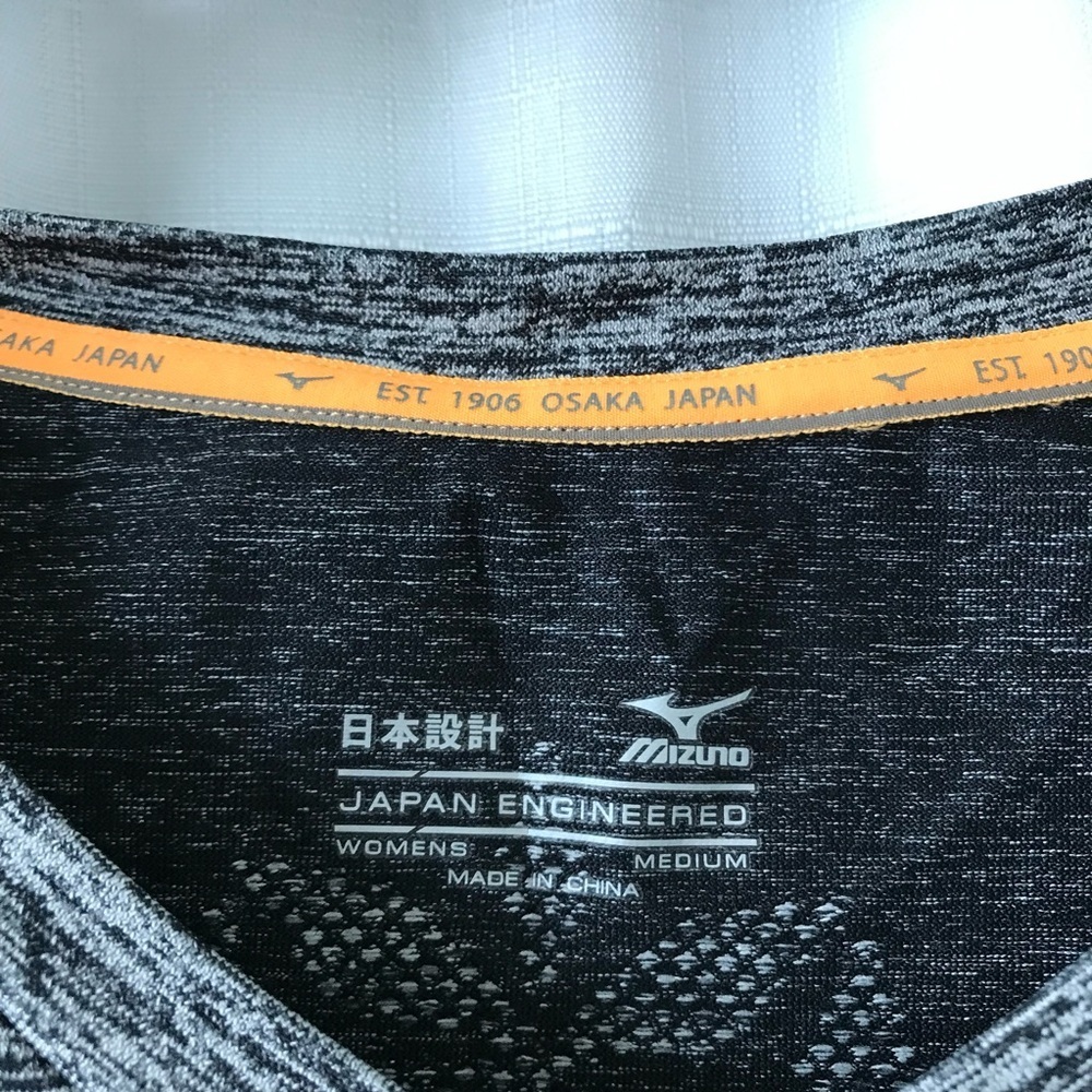 Mizuno Long Sleeve workout top women size medium sample tag - Picture 5 of 10